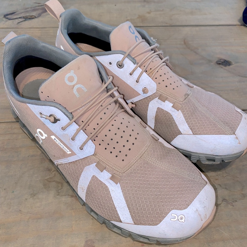 On Cloud sneakers!